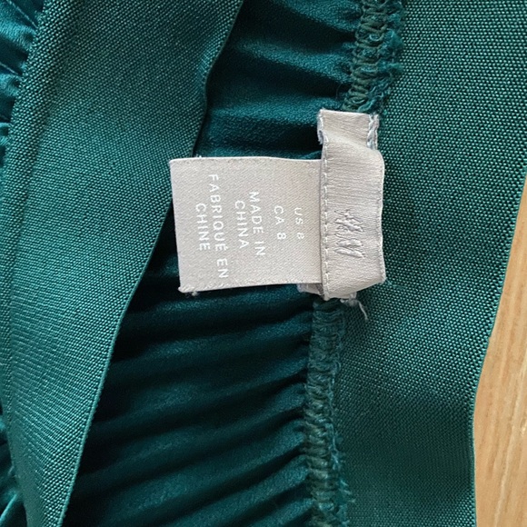 H&M emerald 2025 green
pleated skirt size 8 - Picture 5 of 5